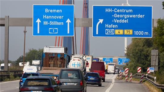 ARCHIV - 08.06.2023, Hamburg: Blick auf die Autobahnschilder auf der A1 mit der Aufschrift "Bremen Hannover HH-Stillhorn A1" und "HH-Centrum -Georgswerder - Veddel Hafen A255" vor dem Autobahndreieck Norderelbe. Zur Reparatur von Fahrbahnschäden wurde eine Spur in Richtung Bremen und eine Abbiegespur in Richtung HH-Centrum gesperrt. (zu dpa: «Asphaltreparatur auf der Norderelbbrücke - Stau auf A1 Richtung Bremen») Foto: Georg Wendt/dpa +++ dpa-Bildfunk +++