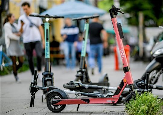 ARCHIV - 12.06.2020, Hamburg: E-Scooter sind auf einem Bürgersteig im Hamburger Schanzenviertel abgestellt. In Schleswig-Holstein hat es seit der Einführung vor gut einem Jahr 26 Unfälle mit Tretrollern gegeben. (zu dpa „23 Menschen im Nord