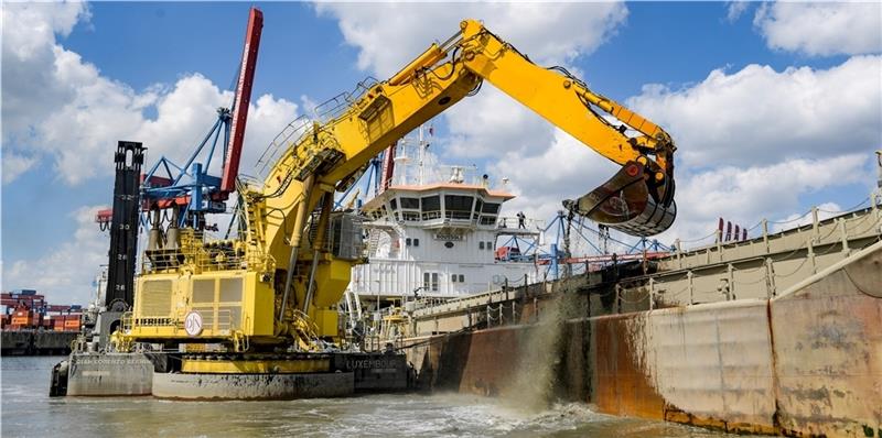 ARCHIV - 15.06.2020, Hamburg: Ein Bagger holt bei Arbeiten zur Elbverteifung Schlick aus einem Hafenbecken. (zu dpa „Verbände: Jüngste Elbvertiefung war bislang weitgehend überflüssig“) Foto: Axel Heimken/dpa +++ dpa-Bildfunk +++
