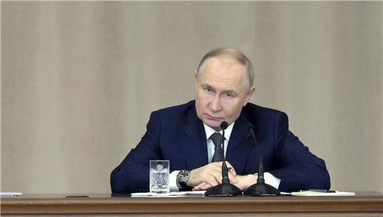 ARCHIV - 20.02.2025, Russland, Moskau: Der russische Präsident Wladimir Putin nimmt an einer jährlichen Sitzung der Richter des Obersten Gerichtshofs in Moskau teil. (zu dpa: «Ranghoher Richter in Russland der Zuhälterei beschuldigt») Foto: Alexei Nikolsky/Sputnik/Pool Kremlin/AP/dpa +++ dpa-Bildfunk +++