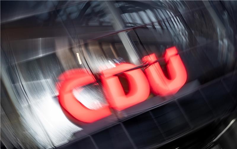 ARCHIV - 23.02.2020, Berlin: Das CDU Logo an der Parteizentrale, dem Konrad-Adenauer Haus vor dem Ausgang der Bürgerschaftswahl in Hamburg. Foto: Michael Kappeler/dpa +++ dpa-Bildfunk +++