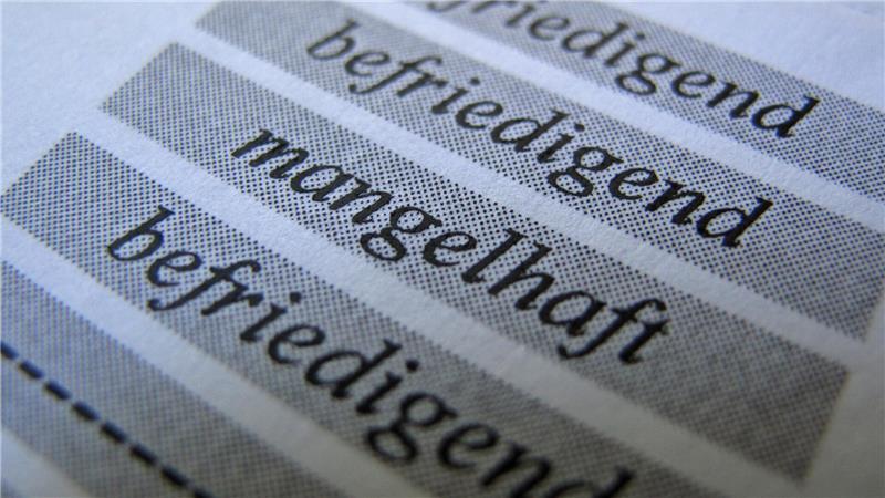 Zwei Schülerinnen betrachten ihre Zeugnisse. (Symbolbild)
