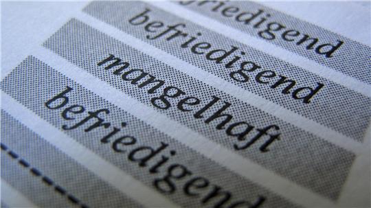 Zwei Schülerinnen betrachten ihre Zeugnisse. (Symbolbild)
