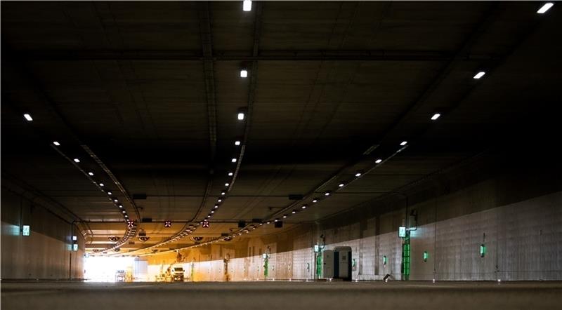 ARCHIV - 25.11.2020, Hamburg: Techniker sind mit letzten Arbeiten in der Weströhre des Tunnels Stellingen der Autobahn A7 beschäftigt. Zur Inbetriebnahme der Röhre soll die Autobahn im Hamburger Nordwesten vom 18. bis 21. Dezember 2020 voll