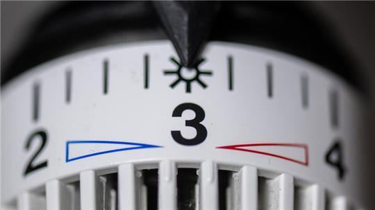 ARCHIV - 26.02.2024, Sachsen, Leipzig: Der Thermostat an einem Heizkörper ist auf Stufe drei eingestellt. (zu dpa: «Heizungsindustrie fordert Überarbeitung von Heizungsgesetz») Foto: Hendrik Schmidt/dpa +++ dpa-Bildfunk +++