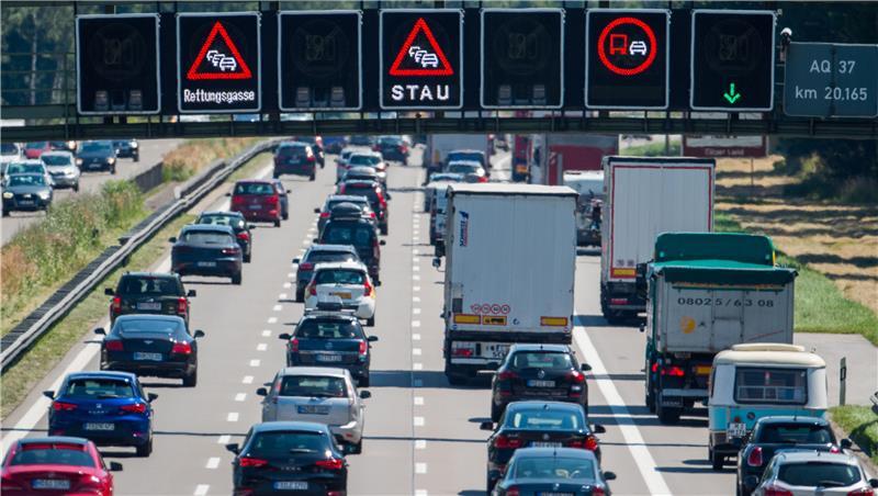 ARCHIV - 27.07.2018, Bayern, Holzkirchen: Stop-and-Go auf der A8: Die Autobahn im Süden ist gerade zu Urlaubszeiten eine der stauträchtigsten Fernstraßen in Deutschland. (zu dpa: «Lange Staus zu Ferienstart - gibt es Alternativen?») Foto: Lino Mirgeler/dpa +++ dpa-Bildfunk +++