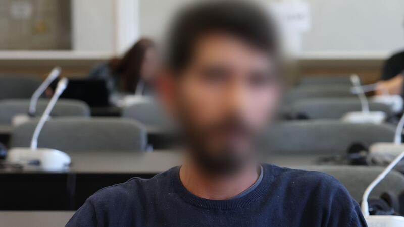 Flughafen-Geiselnehmer aus Buxtehude zu langer Haftstrafe verurteilt Ein Bild des Flughafen-Geiselnehmers aus Buxtehude während einer Gerichtsverhandlung