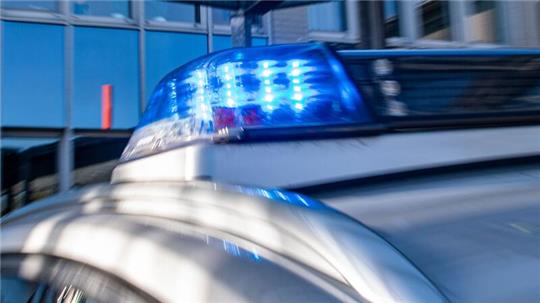 ARCHIV - Ein Blaulicht leuchtet auf dem Dach eines Polizeiwagens.