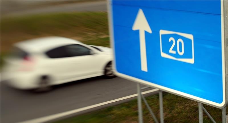 ARCHIV - Ein Hinweisschild zur Autobahn 20 ist am 25.10.2013 in der Nähe von Bad Segeberg (Schleswig-Holstein) zu sehen. Schleswig-Holsteins Landesregierung hat vor dem Bundesverwaltungsgericht eine Schlappe bei der Planung der westlichen E