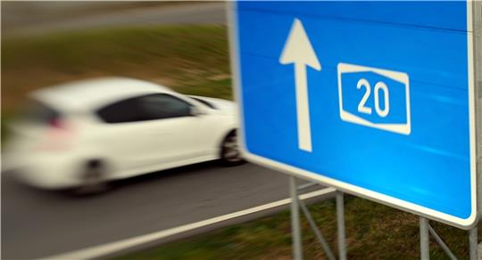 ARCHIV - Ein Hinweisschild zur Autobahn 20 ist am 25.10.2013 in der Nähe von Bad Segeberg (Schleswig-Holstein) zu sehen. Schleswig-Holsteins Landesregierung hat vor dem Bundesverwaltungsgericht eine Schlappe bei der Planung der westlichen E