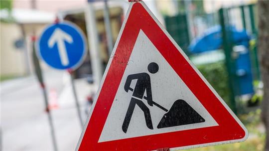 ARCHIV - Ein Straßenschild weist auf eine Baustelle hin. Foto: Lino Mirgeler/dpa/Symbolbild