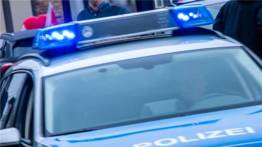 ARCHIV - Ein Streifenwagen der Polizei ist mit Blaulicht im Einsatz. Foto: Jens Büttner/dpa/Symbolbild