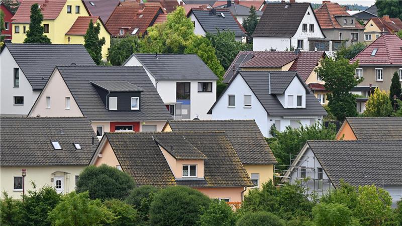 Steuerfalle: Vorsicht bei der Übertragung von Immobilien ARCHIV - Werden nicht vollständig abbezahlte Immobilien innerhalb der Spekulationsfrist übertragen, oder müssen etwa Geschwister ausgezahlt werden, kann es sich lohnen, einen Steuerexperten zurate zu ziehen.