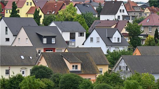 ARCHIV - Werden nicht vollständig abbezahlte Immobilien innerhalb der Spekulationsfrist übertragen, oder müssen etwa Geschwister ausgezahlt werden, kann es sich lohnen, einen Steuerexperten zurate zu ziehen.