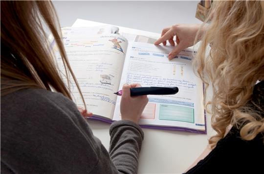 ARCHIV - Zum Themendienst-Bericht vom 24. Januar 2023: Braucht ihr Kind professionelle Nachhilfe? Dann lassen sich die Kosten unter Umständen von der Steuer absetzen. Foto: Silvia Marks/dpa-tmn - Honorarfrei nur für Bezieher des dpa-Themend