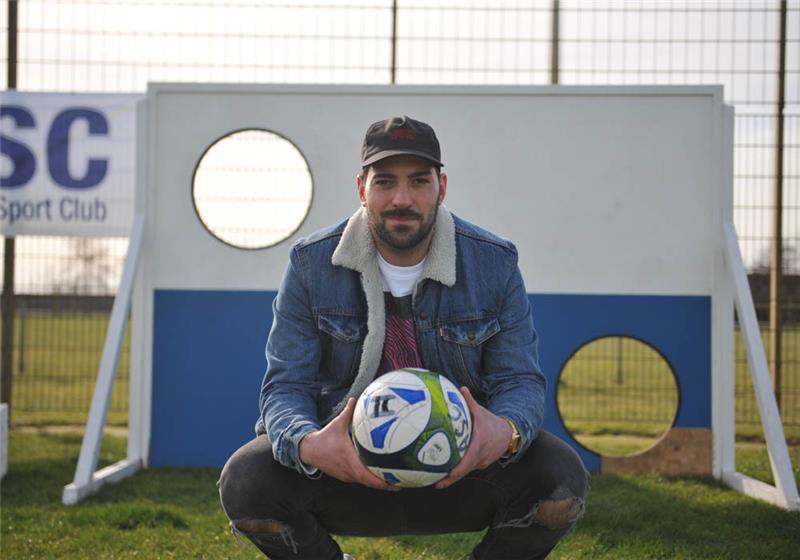 ASC-Fußballer gewinnt ZDF-Torwand-Duell gegen Karl-Heinz Rummenigge ASC-Kicker Hasan Ramazanoglu. Foto: Scholz
