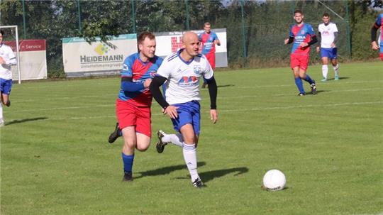 ASC-Oldie Thies Rehder auf dem Weg zum Torerfolg. Dominic Nordsiek konnte ihn nicht stoppen.