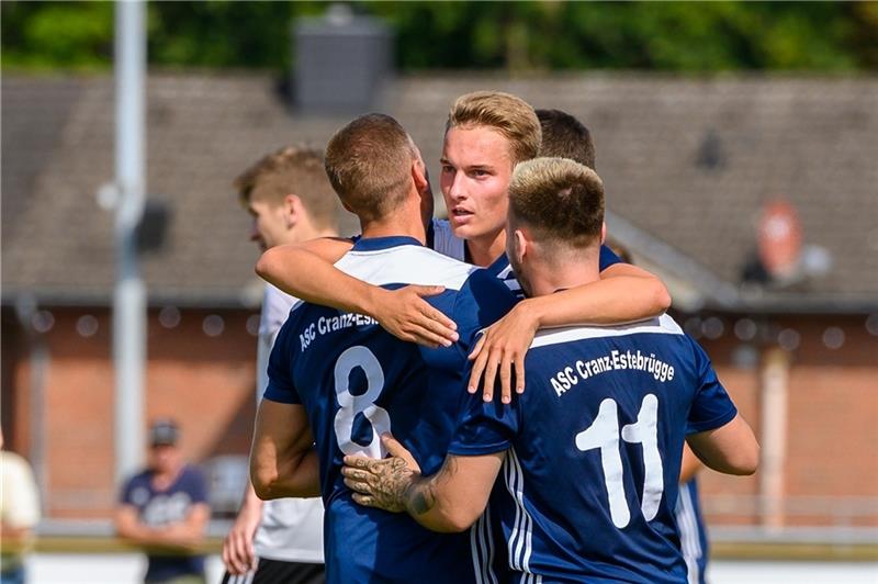 ASC Cranz-Estebrügge schafft ersten Punktgewinn ASC-Stürmer Henrik Kulcke beschehrte dem Absteiger den ersten Punktgewinn durch seine zwei Tore: Foto: Schmietow