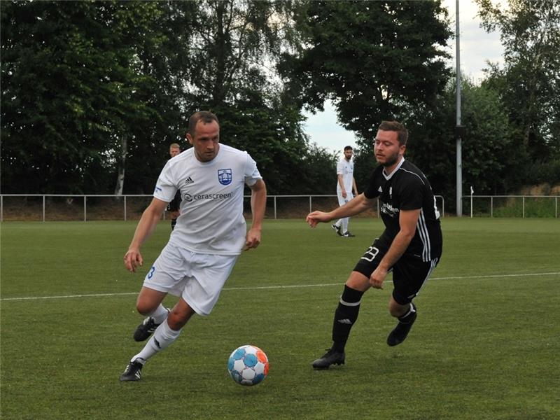 ASC-Trainer Walerij Hettich stand am Sonntag im Vorrundenspiel gegen die VSV Hedendorf/ Neukloster selber auf dem Platz und spielte insgesamt 60 Minuten. Foto: Scholz