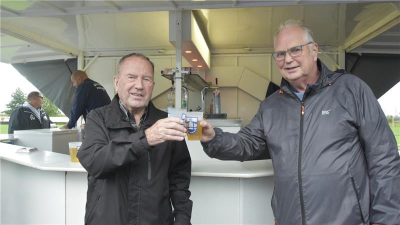 Trendsport: Erster Verein im Kreis Stade bietet Paddle-Tennis an ASC-Vorsitzender Dieter Köpke (links) stößt mit dem langjährigen Ehrenmitglied Dieter Menzel auf den erfoglreichen Verein an.