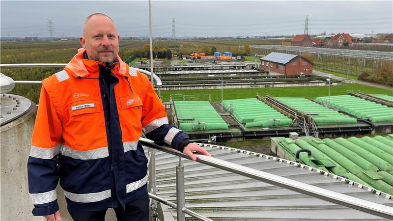 AZV-Geschäftsführer Gernot Witte auf dem Faulturm der Kläranlage in Wetterndorf.