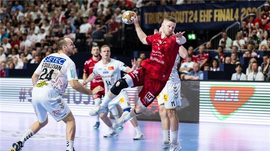 Aalborgs Sebastian Barthold (r) wirft neben Magdeburgs Christian O’Sullivan (l) auf das Tor.