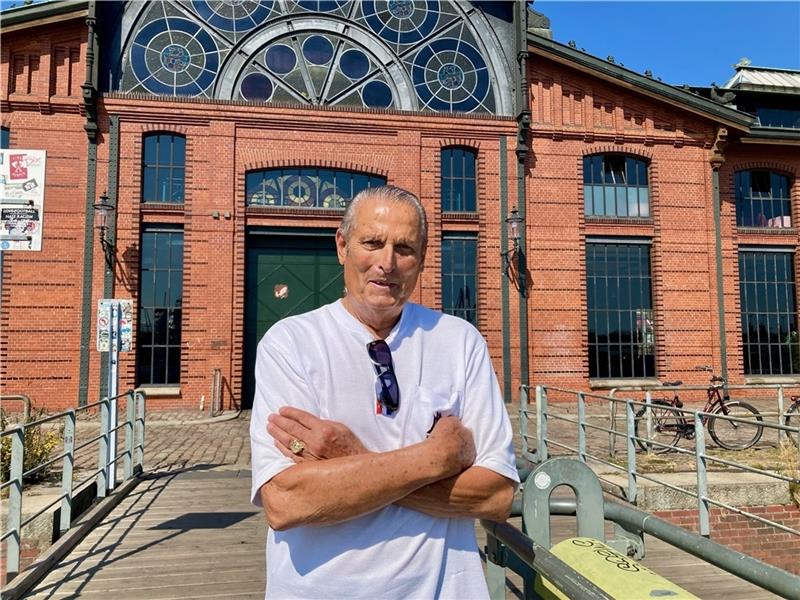 Aale-Dieter: „Die Menschen haben dicke Bäuche, sind aber mürrisch “ Aale-Dieter will, wenn die Gesundheit weiterhin mitspielt, auch mit 100 Jahren noch seine Aale unters Volk bringen. Foto: Lorenz