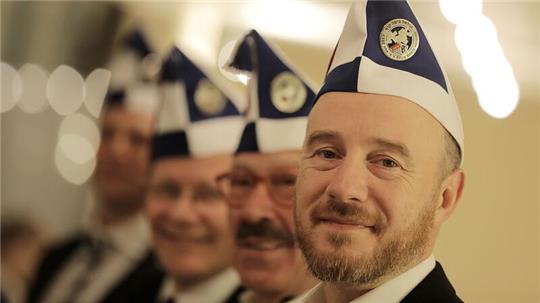 Aaron Knappstein (r), Präsident des jüdischen Karneval Vereins Kölsche Kippa Köpp e.V., steht vor dem Besuch einer Sitzung mit Mitgliedern zusammen.