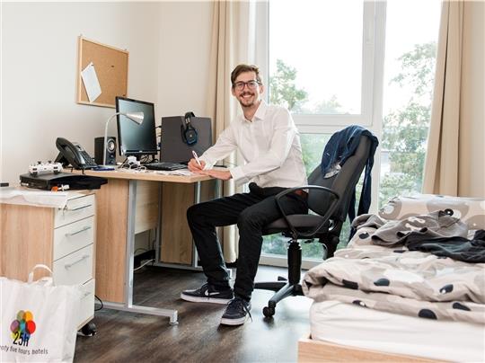 Aaron Schürmann in der Wohnanlage des Azubiwerks. Foto Bockwoldt/dpa