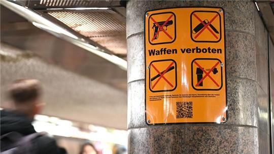 Ab 1. April gilt in ganz Niedersachsen ein Waffen- und Messerverbot im Nahverkehr. (Symbolbild)