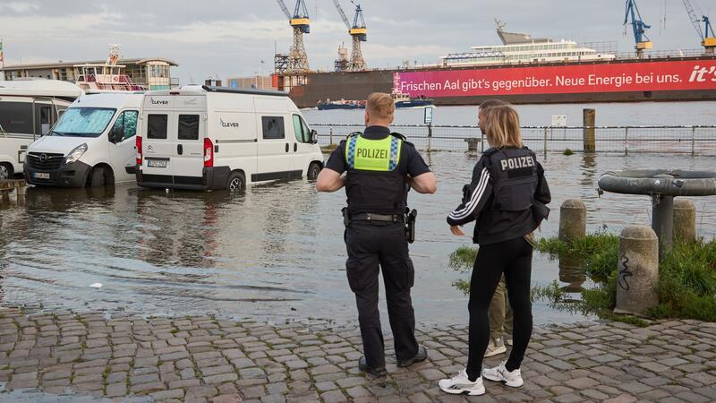 Hamburger Fischmarkt bei Sturmflut teils überspült Ab 1,5 Meter über dem mittleren Hochwasser drückt die Elbe über die Kaikante auf den Fischmarkt