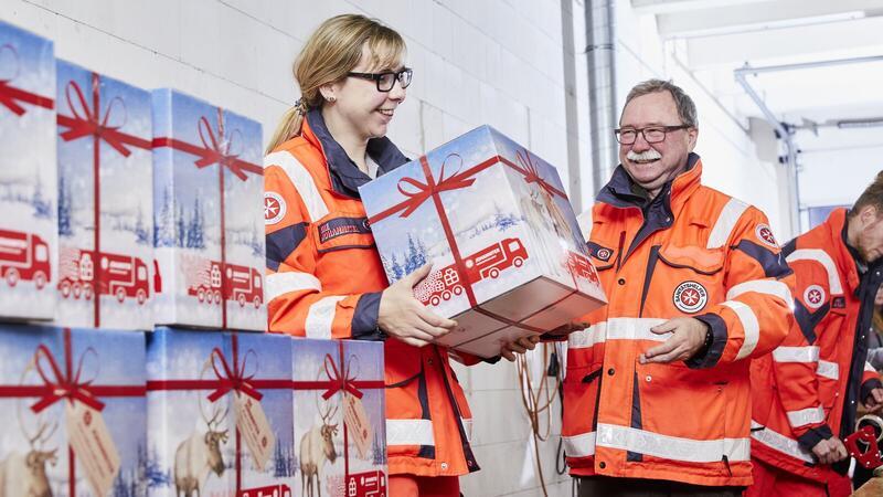 Johanniter-Weihnachtstrucker starten ihre Hilfsaktion Ab 18. November können selbst gepackte Pakete in Johanniter-Einrichtungen abgegeben werden.