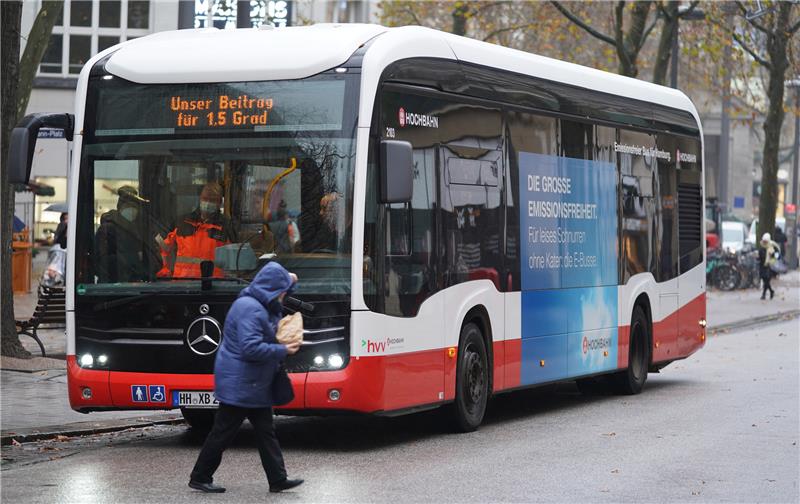 Ab 2024 sollen E-Busse auch im Bereich Harburg fahren. Foto: Marcus Brandt/dpa