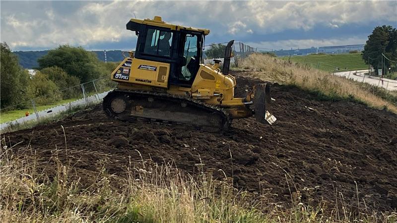 Ab April 2027 soll der Deich in Jork-Hinterbrack erhöht werden. Das Foto zeigt die Sielbauarbeiten im Herbst 2025.