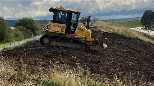 Ab April 2027 soll der Deich in Jork-Hinterbrack erhöht werden. Das Foto zeigt die Sielbauarbeiten im Herbst 2025.