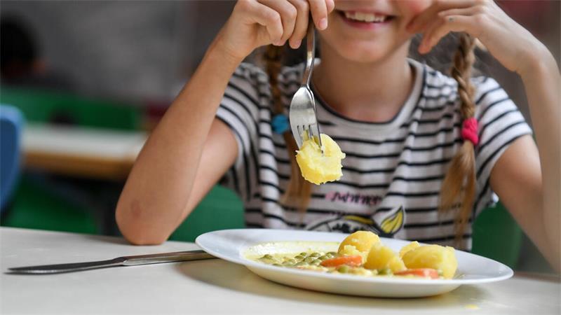 Ein Mädchen beim Mittagessen.
