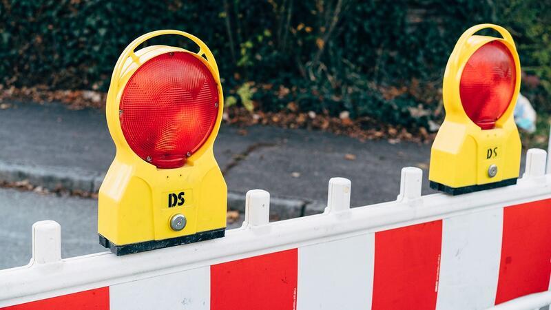 Straßensperrung auf der L111: Pkw können über Moorstrecke fahren Ab Dienstag ist die L111 wegen Asphaltierungsarbeiten im Bereich Drochtersen und Kreuel voll gesperrt.
