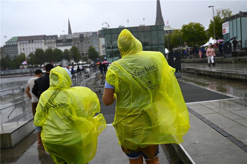 Polit-Prominenz, viel Wind und ein sexy Auftritt bei Einheitsfeier in Hamburg Ab Dienstagmittag regnete es und es wurde windig. Eine Absage aber stand nicht im Raum. Foto: dpa