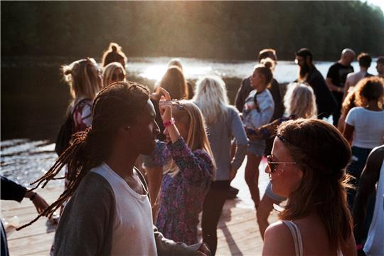 Ab Donnerstag dürfen sich bei Veranstaltungen im Außenbereich bis zu 25.000 Menschen bei einer maximalen Auslastung von 75 Prozent treffen. Foto: Pixabay