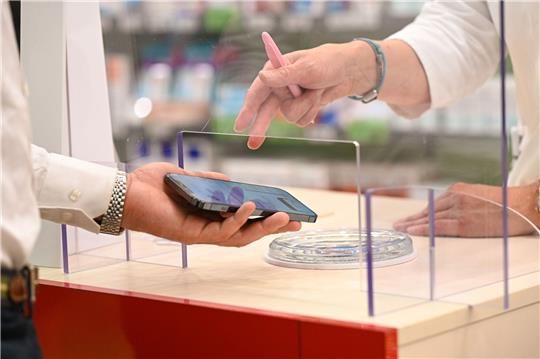 Ab Donnerstag können Patientinnen und Patienten deutschlandweit in 10.000 Apotheken E-Rezepte einlösen.