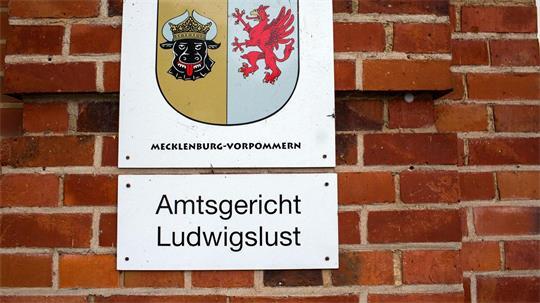 Ab Donnerstag steht ein Jäger aus Niedersachsen in Mecklenburg-Vorpommern vor Gericht. (Symbolbild)