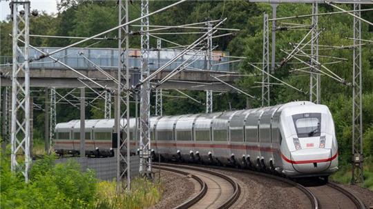 Ab Freitag gesperrt: Auf der Bahnstrecke zwischen Hamburg und Berlin soll vier Monate lang gebaut werden (Archivfoto).