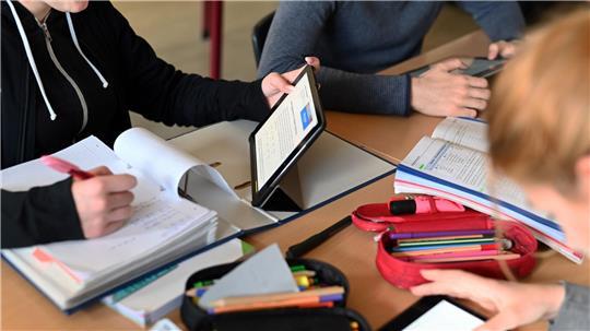 Ab Klasse sieben digital: Tablets sollen nicht nur den Unterricht modernisieren, sondern auch teure Taschenrechner ersetzen. (Symbolbild)
