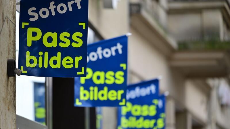 Ausweise: Das ändert sich für alle ab Mai Ab Mai sollten von der Passbehörde eigentlich nur noch digitale Fotos akzeptiert werden, die entweder direkt in der Behörde angefertigt oder durch auf einem festgelegten, sicheren Übermittlungsweg von einem Fotostudio dorthin gesendet werden.