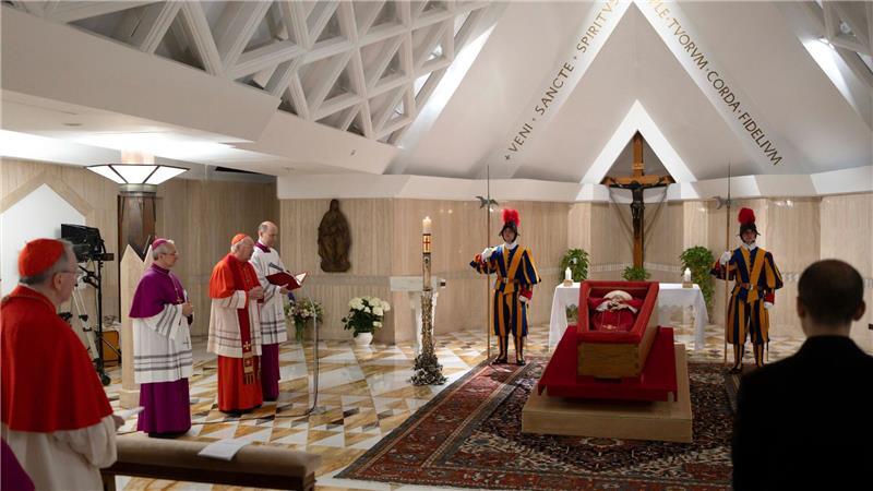 Gäste aus aller Welt bei Beisetzung von Franziskus Ab Mittwoch können Gläubige im Petersdom Abschied an dem Sarg nehmen.