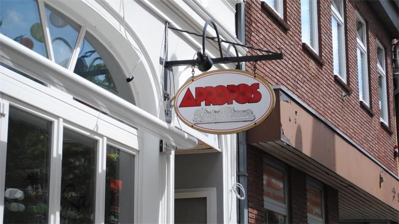 „Apropos“: Das ist neu in der Stader Kneipe - und das bleibt beim Alten Ab Mittwoch können Stader wieder vor dem Apropos sitzen und Baguettes oder Currywurst essen.