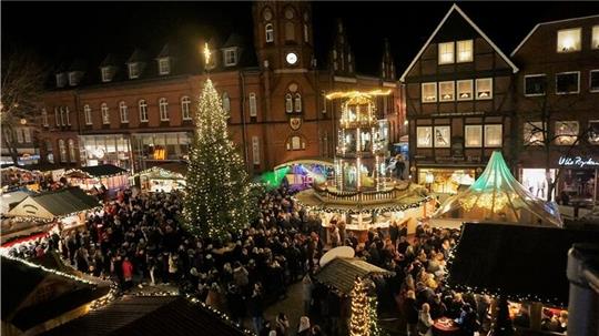 Ab Montag, 27. November, dreht sich auf dem Stader Weihnachtsmarkt wieder die große Weihnachtspyramide.