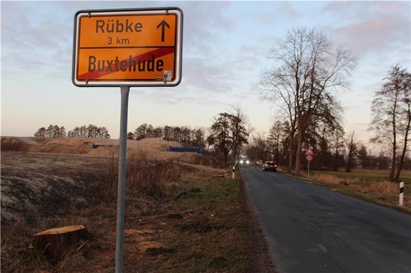 Ab Montag gesperrt: Die Rübker Straße wird verschwenkt und auf die neue Brücke (links)  gelegt. Foto: Richter