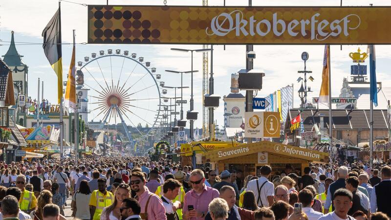 Tödlicher Unfall vor Wiesn: Achterbahn-Aufbau geht weiter Ab Samstag wird wieder - wie hier im vergangenen Jahr - ein Ansturm aufs Oktoberfest erwartet. (Archivbild)