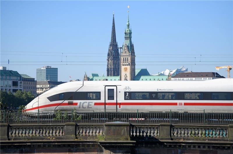 Ab September wird es für drei Monate länger dauern, bis der ICE aus Berlin in Hamburg einfahren kann. Foto: Oliver Lang/Deutsche Bahn